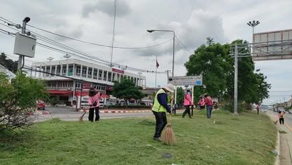 ทำความสะอาดบริเวณเกาะกลางถนน ในเขตพื้นที่