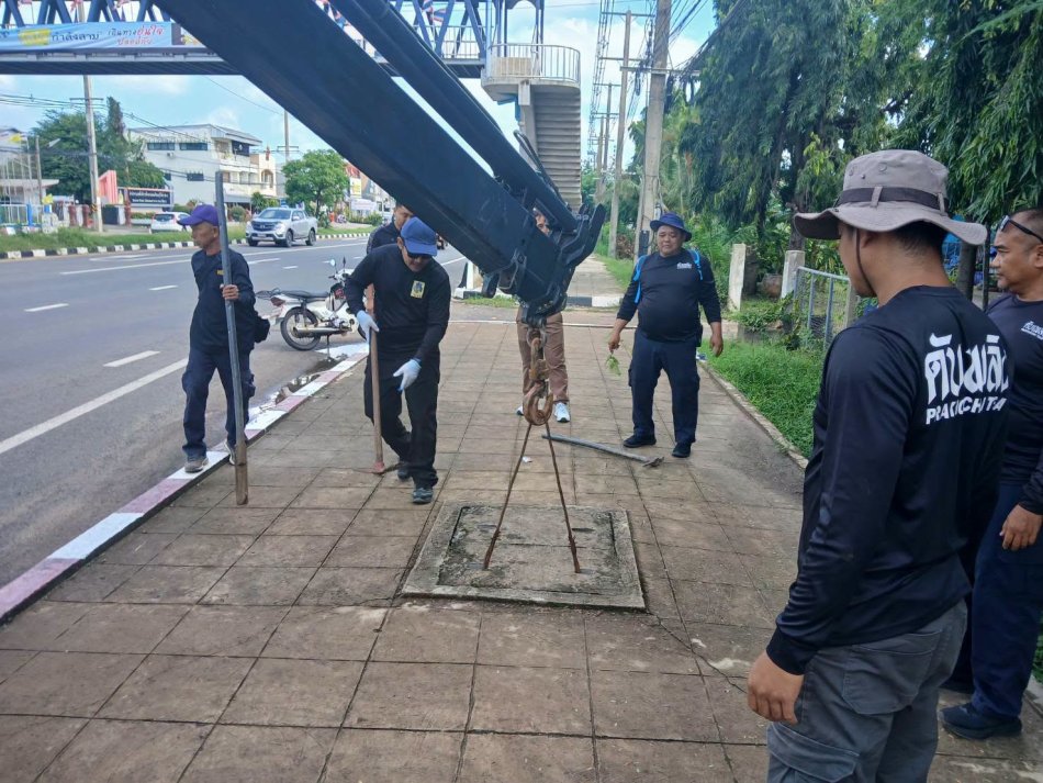 ดูดโคลนท่อรางระบายน้ำที่อุดตันในเขตพื้นที่