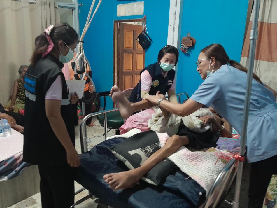 ออกเยี่ยมบ้านผู้ป่วยติดเตียงร่วมกับผู้ดูแลผู้สูงอายุ (CG)