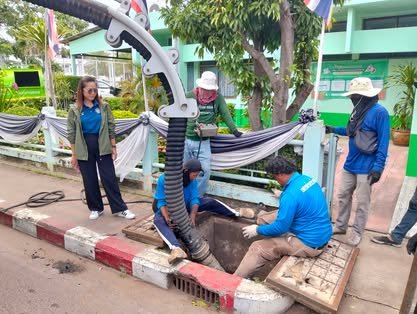 ดูดโคลน ขุดลอกท่อรางระบายน้ำที่อุดตันในเขตพื้นที่