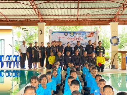 วิทยากรให้ความรู้ในการฝึกทักษะการว่ายน้ำพื้นฐาน
